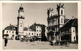 Besztercebánya, Banská Bystrica; IV. Béla király tér, Városháza, templom, lovas kocsik, Julius M. üzlete / square, church, town hall, shops. photo