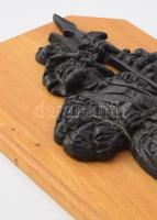 Muskétás. Vas szobor fa lapon, szobor m: 52 cm, teljes méret 55x30 cm