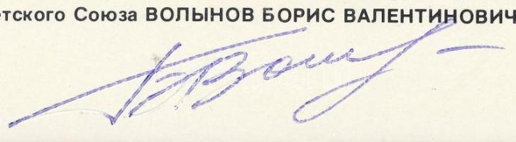 - 
Borisz Volinov (1934- ) szovjet űrhajós aláírása képen / Signature of Boris Volinov (1934- ) and...