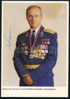 Vlagyimir Dzsanyibekov (1942- )szovjet űrhajós aláírása képén / Signature of Vladimir Dzhanibekov (1942- ) Soviet astronaut 14x21 cm