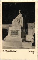 Wien, Vienna, Bécs; Elisabeth, Kaiserin von Österreich Denkmal / monument, statue of Empress Elisabeth of Austria (Sisi) / Erzsébet királyné (Sissi) szobra (tűnyomok / pin marks)