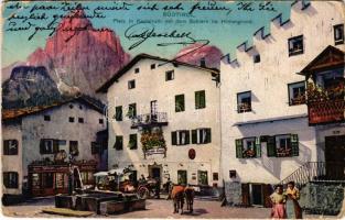 Castelrotto, Kastelruth (Südtirol); Platz mit dem Schiern im Hintergrund / square, shops (Rb)