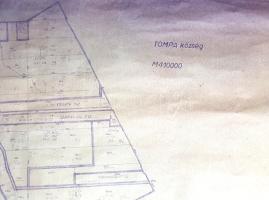 [Térkép] Tompa község határának átnézeti térképe. Keleti és nyugati rész. Mértéke: 1 : 10,000. (1959 körül) [Budapest, 1959 körül.] Stencilezett térképmásolatok. Méretük: 1130x810 mm egy 1150x900 mm méretű térképlapon (nyugati szelvény), illetve 1170x680 mm egy 1230x750 mm méretű térképlapon (keleti szelvény). A mezőgazdaság kollektivizálása jegyében az 1940-es évek végétől állami gazdaságok és termelőszövetkezetek kezébe jutott az ország földterülete. Bár a belépés elvben nem volt kötelező, nagyobb földterület semmiképpen nem maradhatott magánkézben - az a kulákság vádját vonta maga után -, a kisebb földön gazdálkodók pedig nemigen vehették fel a versenyt a gépesített, és tervgazdálkodási rendszer szerinti piacra termelő kollektív üzemekkel. Bár az állami gazdaságokban és termelőszövetkezetekben kitűzött munkaversenyek, munkafelajánlások, táj- és hagyományidegen termelési kvóták, kötelező békeülések, kötelező kultúrprogramok, a pártfunkcionáriusi jelenlét és a nem szűnő politikai agitáció nemigen vonzhatta a ritka kivételként megmaradt egyéni gazdákat, az 1950-es évek végére a magángazdálkodás országszerte megszűnt. Erről tanúskodik az ország déli határán, a kelebiai határátkelőhöz közeli Tompa község két térképen található dűlőfelosztás, melynek központi területein az 1950-ben létrehozott Tompai Állami Gazdaság földjei egy tagban húzódnak, körülöttük pedig az 1948-1949 során létrehozott Szabadság és Kossuth, valamint az 1958-ban létesült, a megmaradt parasztgazdákat felvevő Rákóczi termelőszövetkezet parcellái hevernek. Térképünk létrejötte feltehetően az állami gazdaságokat érintő nagyobb szabású, 1959-1960. évi átszervezésnek köszönhető, mely a kollektivizálás utolsó rohama volt. A térképünkön található egyéni földek igen-igen csekély területet jelölnek, ekképp mutatják az egyéni mezőgazdasági vállalkozások végnapjait. Térképünk nyugati szelvénye a tompai határ Csikéria és Mélykút fele eső, nyugati részeitől Tompa belterületéig terjedő dűlőket ábrázolja, keleti fele a délen erdőgazdaságokba forduló kelebiai határt. Dűlőfelosztási térkép lévén dokumentumunk jelöletlenül hagyja a község belterületét, ám a földterületek teljes úthálózata és épületállománya részletesen dokumentált. Jó állapotú térképlapok, a nyugati térképszelvény bal oldalán apró gyűrődések.