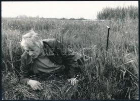 cca 1970-75 Nagy László (1925-1978) Kossuth-díjas költő, műfordító a szabadban, fotó, jelzés nélkül, tetején hajtva, 13x17,5 cm