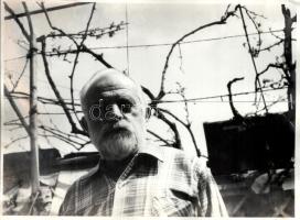 Szász János (1927-) költő, író, műfordító, újságíróról készült felvételek, 5 db, ázásnyomokkal, folt...