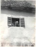 Bözödi György (1913-1989) író, szociográfus, történészről készült fotók, ázásnyomokkal, foltosak, 24...