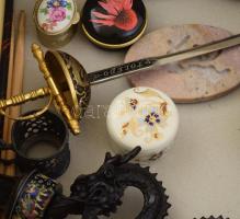 Minőségi bolha tétel, közte Zsolnay búzavirág mintás edényke, gyöngyház berakásos japán tálkép, tole...