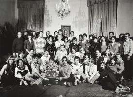 2002 E=mc2 című magyar film stábfotója, hátoldalon a tagok megjegyzéseivel, 18x24 cm