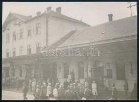 1928 Kecskeméti vasútállomás rendezvényre gyülekező emberekkel, fotó, hátoldalon feliratozva, szép állapotban, 8×11 cm