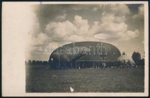 cca 1916 Német katonai megfigyelő ballon a felemelkedés előtti előkészítéskor, fotó, 9×13 cm