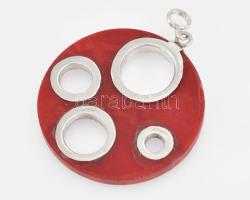 Ezüst(Ag) medál korallal, jelzett, d: 3 cm, bruttó: 2,99 g