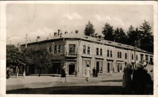 1942 Felsővisó, Viseu de Sus; utca részlet, Hangya szövetkezet, Zemba F. Károly üzlete / street view, cooperative shop (gyűrődés / crease)