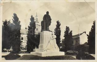 Miskolc, Deák Ferenc szobra, fotólap, gyűrődés, folt