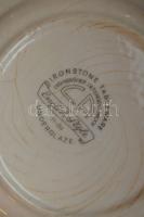 2db múlt századfordulóból származó jelzett angol és német porcelán tányér rendkívül hasonló festésse...