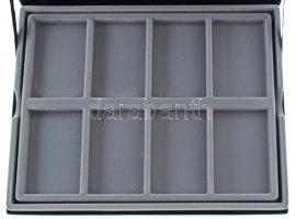 Érmetartó kazetta egy kivehető tálcával, összesen 20 darab, ebből 12db 50x50mm-es és 8db 50x75mm fér...