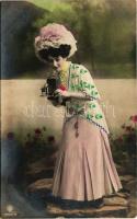 1909 Lady with camera