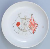 Japán porcelán katonai szakés tálka. cca 1940-1944, Haditengerészet, magasabb rangú tiszt tulajdona, páros zászló és vasmacska díszítéssel, kopással, d: 13,5 cm