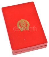 ~1950. "Kiváló Dolgozó" Rákosi-címeres zománcozott kitüntetés, Rákosi-címeres, sérült tokb...