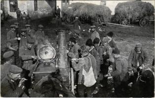 1916 Deutsche Feldküche in Serbien, Bedürftige Serben werden verpflegt / Német utazó tábori mozgó konyha, gulyáságyú Szerbiában / WWI German military mobile field kitchen in Serbia