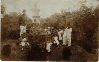 1909 Osztrák-magyar katonák Erzsébet királyné (Sissi) szobrával / Austro-Hungarian K.u.K. military, soldiers with Empress Elisabeth of Austria (Sisi) monument. photo (fl)