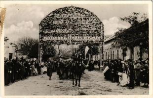 1938 Párkány, Stúrovo; bevonulás, &quot;Éljen Horthy! Mindent vissza! Győzött Magyarország!&quot; díszkapu, magyar zászló / entry of the Hungarian troops, decorated gate, Hungarian flag (fl)