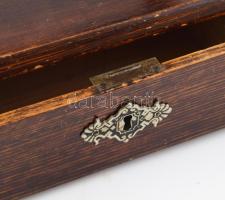 Borotválkozó tükör. cca 1900, esztergált fa, kulcs nélkül, 20x32x42 cm