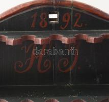 1892 Fali pipatórium. Dél-Alföld, 1892, faragott és festett fenyőfa, fiókkal, monogrammal, datálássa...