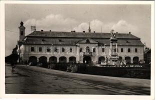 Esztergom, Városháza, Szentháromság szobor. Sziklay foto