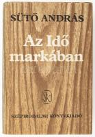 Sütő András: Az Idő markában. Esszék, naplójegyzetek. Vál., és sajtó alá rendezte: Ablonczy László. A szerző, Sütő András (1927-2006) Herder- és Kossuth-díjas erdélyi magyar író által DEDIKÁLT példány! Bukarest, 1984, Szépirodalmi. Kiadói kartonált papírkötés, kiadói papír védőborítóban.