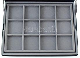 Érmetartó kazetta egy kivehető tálcával, összesen 24db, 50x50mm-es férőhellyel. Használt állapotban