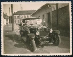 1931 Bp., Daru u. 14. szám előtt álló Magosix taxi, a hátoldalon feliratozott fotó, 11,5x8,5 cm