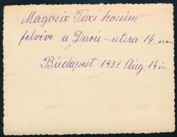 1931 Bp., Daru u. 14. szám előtt álló Magosix taxi, a hátoldalon feliratozott fotó, 11,5x8,5 cm