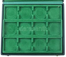 "Magyar Érmeforgalmazó" zöld műbőr éremtartó kazettája 1 kivehető tálcával, összesen 24 fé...