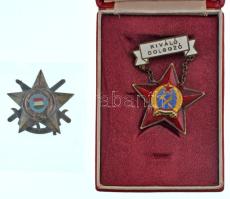 ~1950. "Kiváló Dolgozó" Rákosi-címeres zománcozott kitüntetés, Rákosi-címeres tokban + ~19...