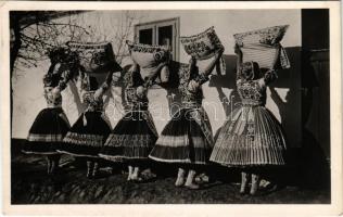 1938 Kalocsai lányok párnatánca, magyar folklór / Hungarian folklore, cushion dance (EK)