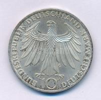 NSZK 1972G 10M Ag "Müncheni Olimpia - térdelő atléták" T:AU patina
FRG 1972G 10 Mark Ag &...