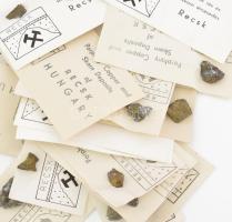 cca 20-25 db kőzet minta a Recski bányából