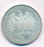 NSZK 1977J 5M Ag "Carl Friedrich Gauss születésének 200. évfordulója" T:AU
FRG 1977J 5 Ma...