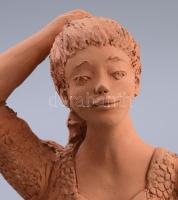 Illár Erzsébet (1940-): Lányka. Terrakotta szobor, jelzett m: 37 cm /// KIZÁRÓLAG SZEMÉLYES ÁTVÉTEL,...