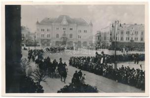 1938 Léva, Levice; bevonulás, Országzászló felavatási ünnepélye a városháza előtt. Guggenberger Lajos kiadása, hátoldalon magyar szalag / entry of the Hungarian troops, inauguration of the Hungarian flag in front of the town hall, Hungarian ribbon on the backside + So. Stpl