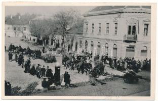 1938 Léva, Levice; bevonulás. Guggenberger Lajos kiadása, hátoldalon magyar szalag / entry of the Hungarian troops, Hungarian ribbon on the backside + So. Stpl