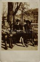 1916 Lőcse, Levoca; katona hölgyekkel a parkban, háttérben élő és művirág üzlet / soldier with ladies in the park, flower shop in the background. photo (EK)