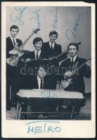 A Metró együttes tagjainak aláírása az őket ábrázoló képen