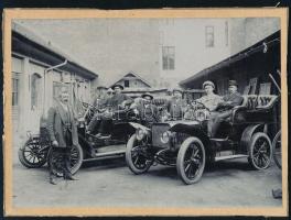 1912 &quot;Emlékül a vizsga napjáról&quot; - férfiak automobilokkal, keményhátú fotó, vágott karton, 13×17 cm