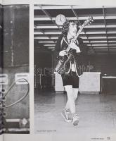 Martin Popoff: AC/DC. Albumról albumra. Ford.: Farkas Sylvia. Bp., 2021, Álomgyár. Gazdag képanyagga...