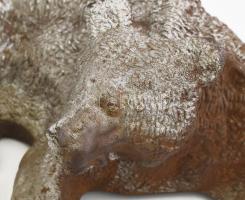 Vas medve figura, sérült lábbal, h: 28 cm