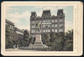 Báró Eötvös szobor, Magyar Franczia B. T. palotája. Baron Eötvös-Monument, Palais d. Vers.-Anst. Franco-Hongroise. München, Zieher Ottmár, kromolitográfia, kartonon, a karton sarkain apró sérülésekkel, 11x16 cm.