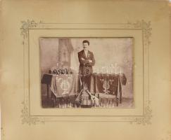 Wágner A. Károly, hangszerkészítő mester portékájával. Kemányhátú kabinetfotó kartonon 37x23 cm