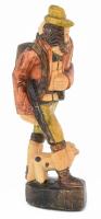 Vadász kutyájával. Faragott fa szobor, m: 40 cm