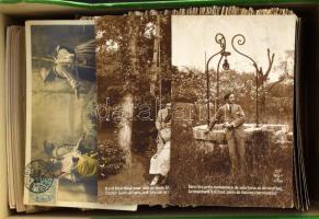 Kb 450 db RÉGI zsáner motívum képeslap dobozban: hölgyek, párok, gyerekek / Cca. 450 pre-1945 motive postcards in a box: ladies, couples, children